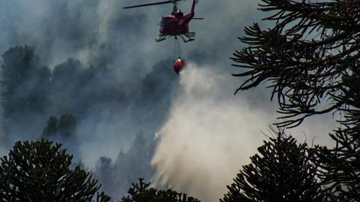 Un helicóptero combate las llamas