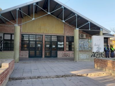 Un hombre le quebró el brazo a un adolescente de 14 años en la puerta de la EPET 5