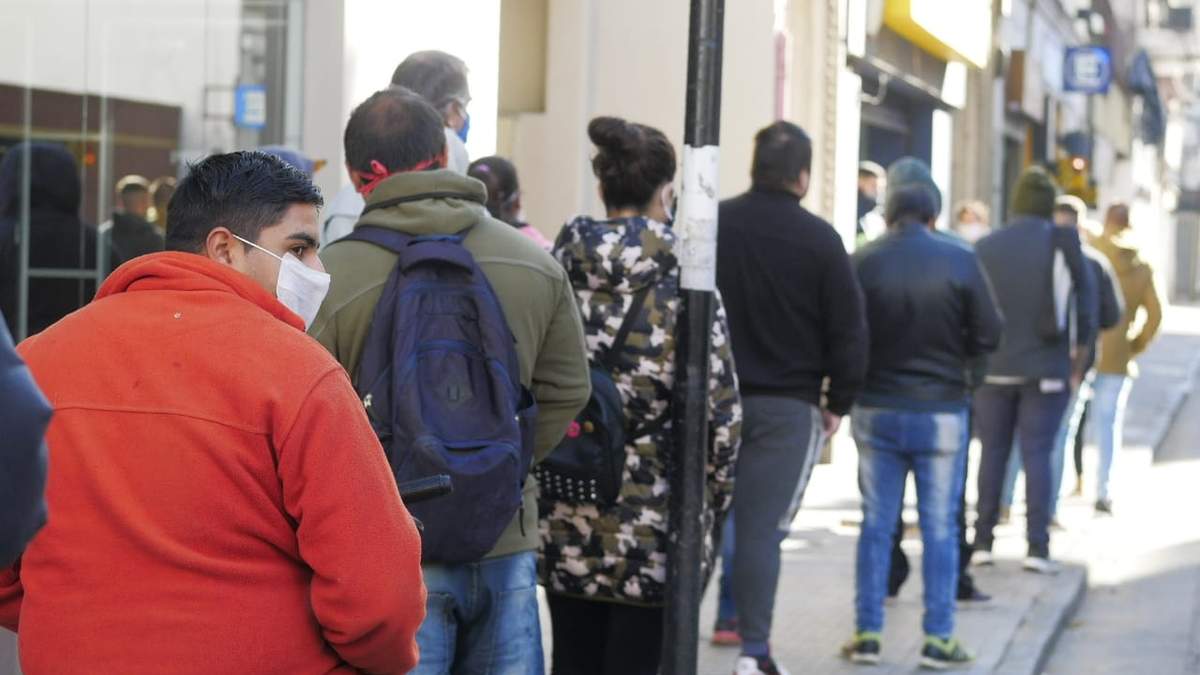 Fila del IFE. Fuente: (Twitter)