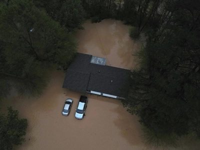 Al menos 16 muertos por inundaciones y tornados mientras las tormentas azotan desde Texas hasta Ohio