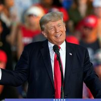 Trump vuelve a la escena política con un multitudinario mitin en la ciudad de Ohio