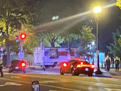 Arrestan a joven que estrelló un camión frente a la Casa Blanca (video)
