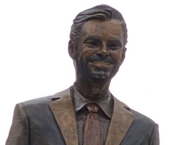 Aseguran que la estatua de Eugenio Derbez en Acapulco será reubicada dentro de un antro