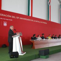 AMLO promete vigilar que baja al IVA y aumento al salario se cumplan en la frontera