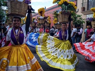 Denuncian que Casa Pedro Domecq utiliza la Guelaguetza como marca comercial