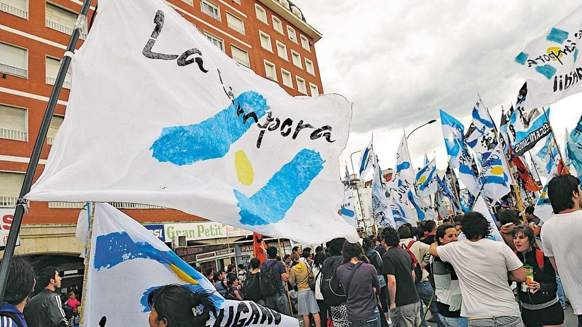 Militantes de La Cámpora en una marcha. Fuente: (Twitter)