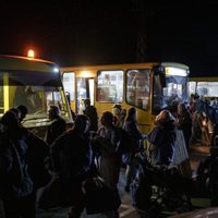 Ucrania denuncia que Rusia sigue bombardeando Járkov y sacan a civiles de Mariúpol