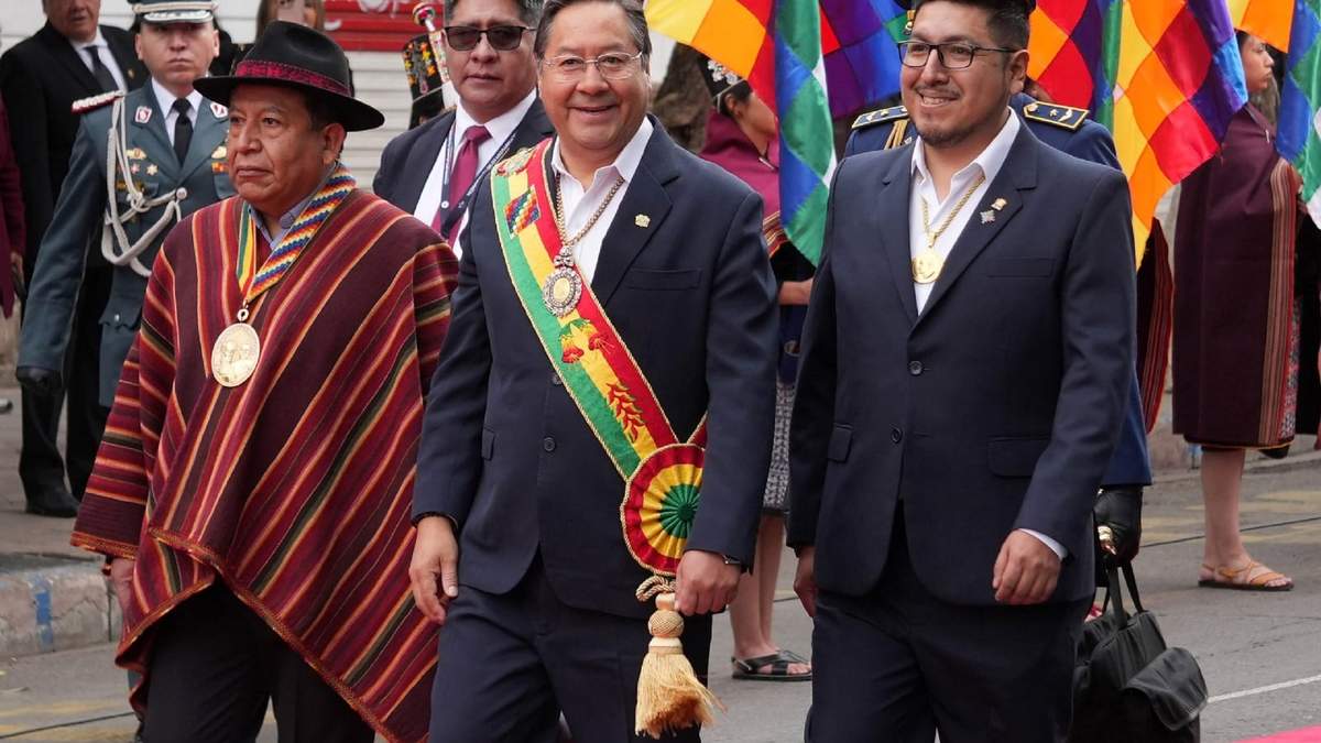 El presidente de Bolivia, Luis Arce, el vicepresidente boliviano, David Choquehuanca, y el presidente de la Cámara de Diputados de Bolivia, Omar Yujra