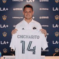 En calidad de estrella, el 'Chicharito” es presentado con el LA Galaxy