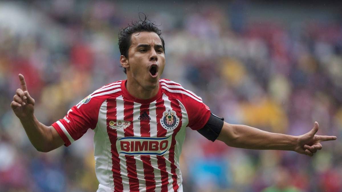Foto del 26 de septiembre del 2025, Omar Bravo de Chivas celebra tras anotar en el clásico del futbol mexicano ante el América