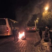 Vecinos de Cuenca 16 retuvieron dos colectivos en reclamo de luz