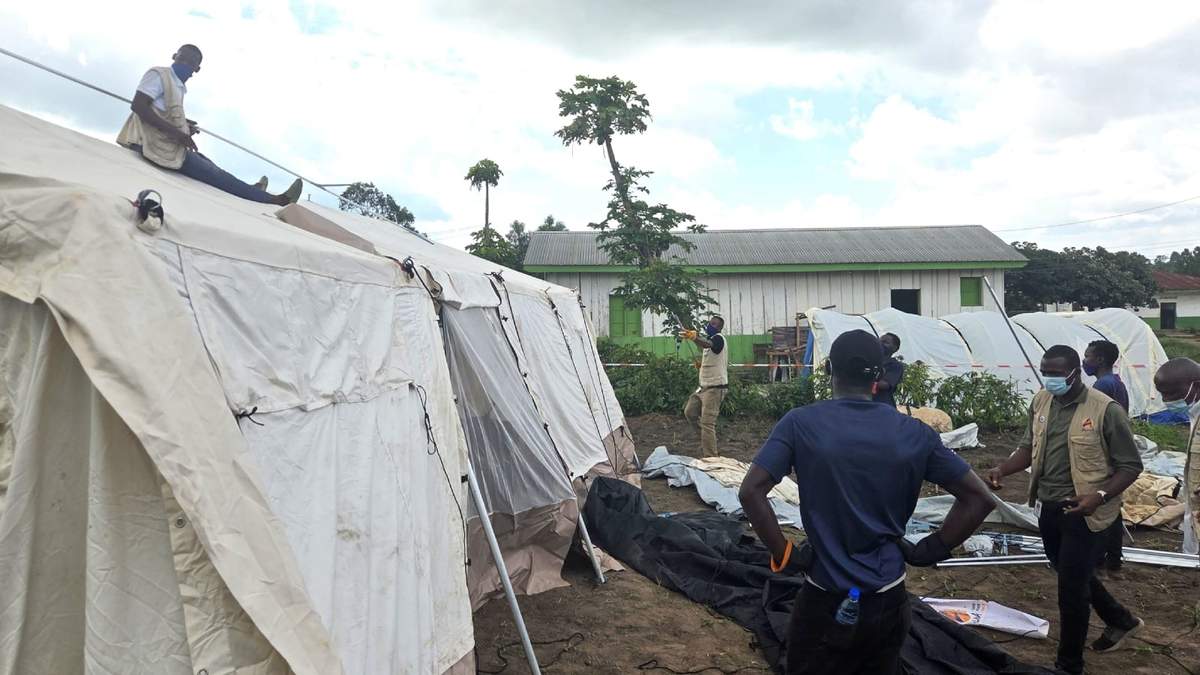 Trabajadores humanitarios instalan un centro de tratamiento del ébola en Bunia, Congo, el martes 19 de mayo de 2026