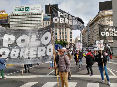 En plena cuarentena: militantes de izquierda se manifestaron en el Obelisco