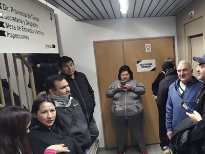 Parceleros de Centenario realizaron un reclamo en las oficinas de la Dirección Provincial de Tierras