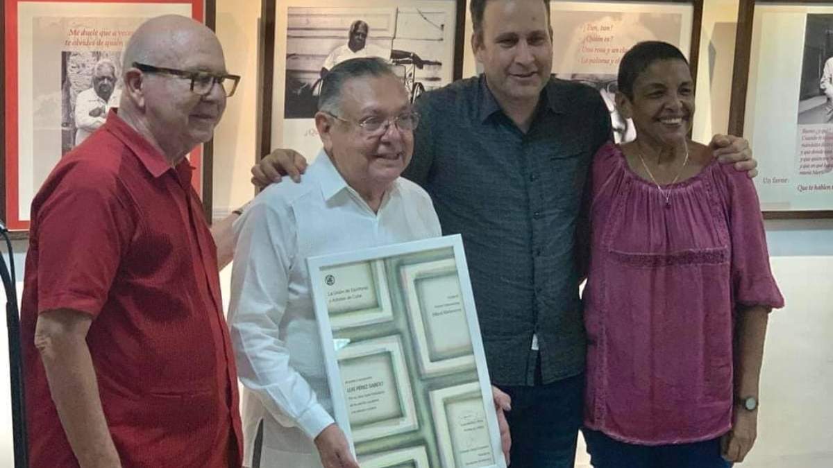 Luis Pérez Sabido muestra su premio