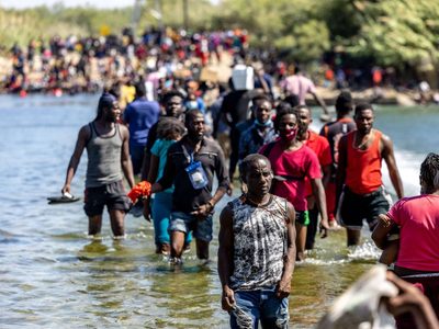 Estados Unidos promete expulsar miles de migrantes que esperan bajo un puente en Texas