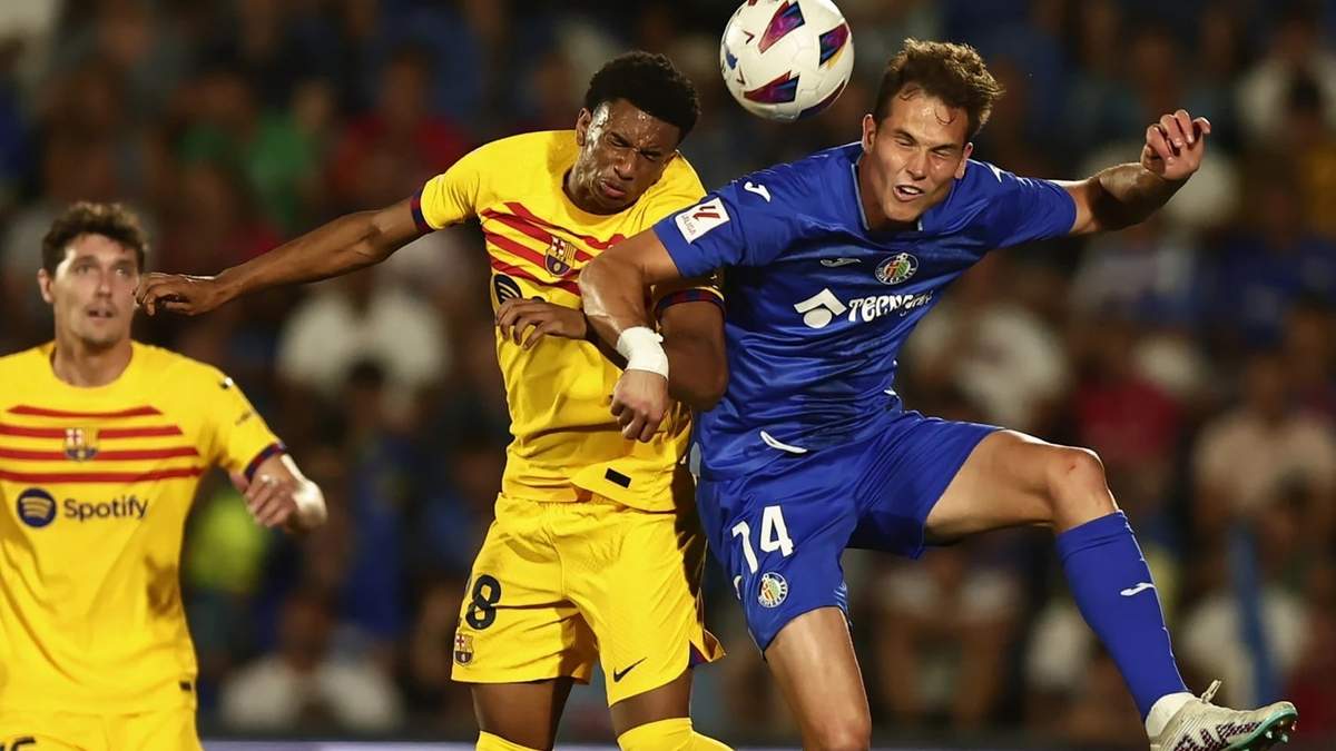 Alejandro Balde, del FC Barcelona, y Juanmi Latasa, del Getafe, en un partido de LaLiga el 13 de agosto de 2023