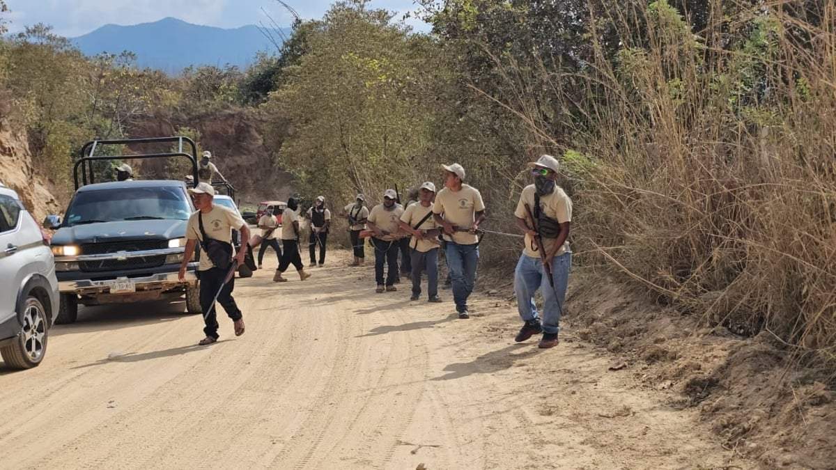 Policías de la Unión de Pueblos y Organizaciones del Estado de Guerrero (UPOEG) e integrantes del Consejo Indígena y Popular de Guerrero-Emiliano Zapata (Cipog-EZ)