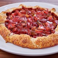 Tarta salada de queso y frutillas: sorprendé a todos en la cena con esta receta que combina sabores únicos y es un 10