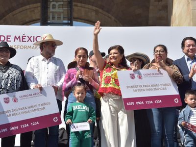 Brugada entrega más de 11 mil tarjetas de “Mi Beca para Empezar” a estudiantes de la CDMX