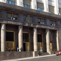 El Gobierno destinó $ 2 billones para atender la salud y la economía