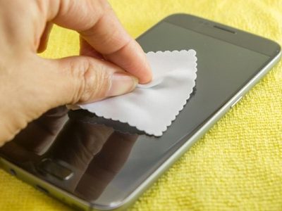 Trucos infalibles para limpiar la pantalla de tu celular sin rayarla y que quede radiante