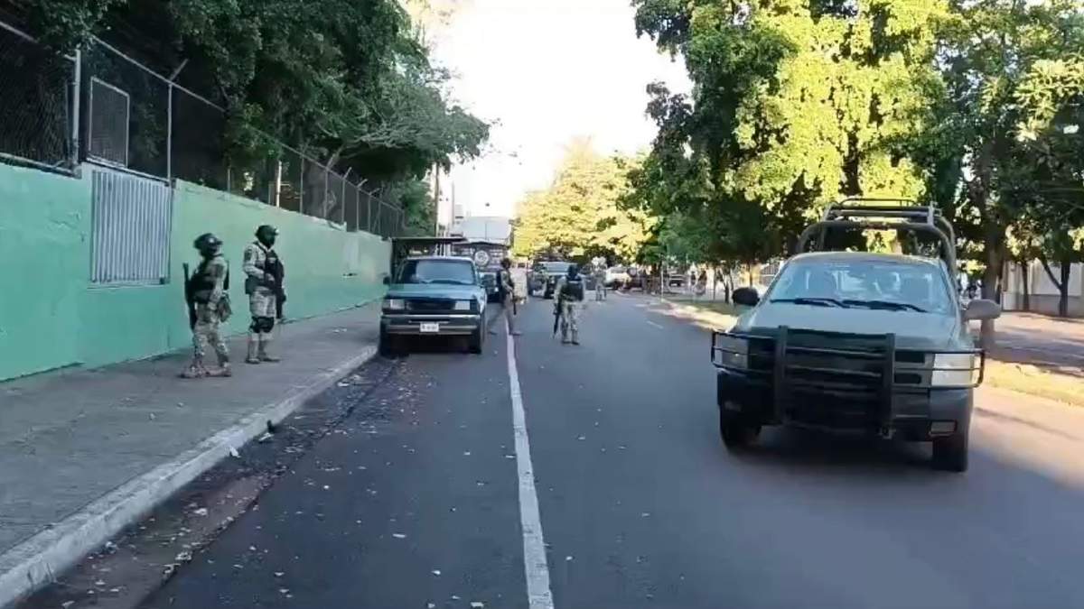 Choque entre militares y hombres armados