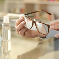 Truco de expertos: así podés limpiar los anteojos sin rayarlos