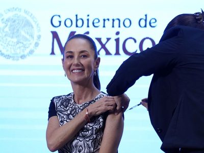 Sheinbaum se vacuna e insta a la población a sumarse contra la influenza y covid-19
