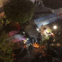 Vehículo con mujer e hijo a bordo derriba muro de estacionamiento y cae 20 metros