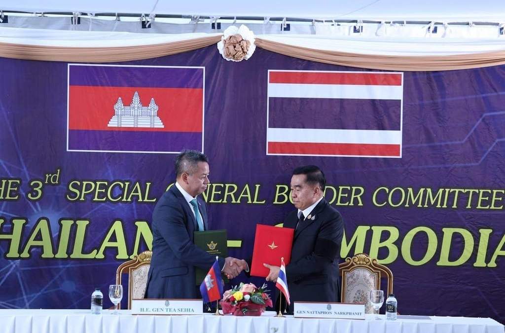 En esta imagen difundida por Agence Kampuchea Press (AKP), el ministro de Defensa de Camboya, Tea Seiha, a la izquierda, acompañado de su homólogo tailandés, Natthaphon Narkphanit, en la Reunión General de la Comisión Fronteriza, el sábado 27 de diciembre de 2025, en la provincia de Chanthaburi, Tailandia