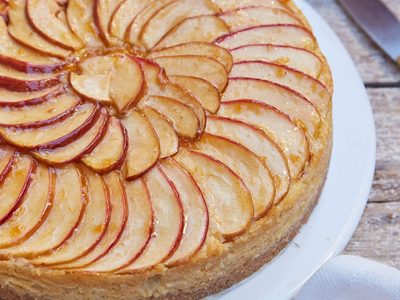 Sin prender el horno, hacé esta torta invertida de manzana que te va a salvar la tarde