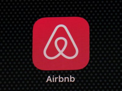 España ordena a Airbnb bloquear cerca de 66 mil alojamientos vacacionales por infracciones de normas