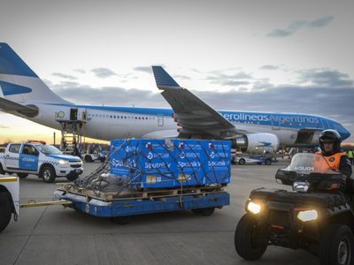 En las próximas horas, partirá un avión a Moscú en busca de más dosis de la vacuna Sputnik V