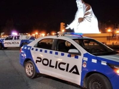 Huían de un control policial y chocaron contra un paredón