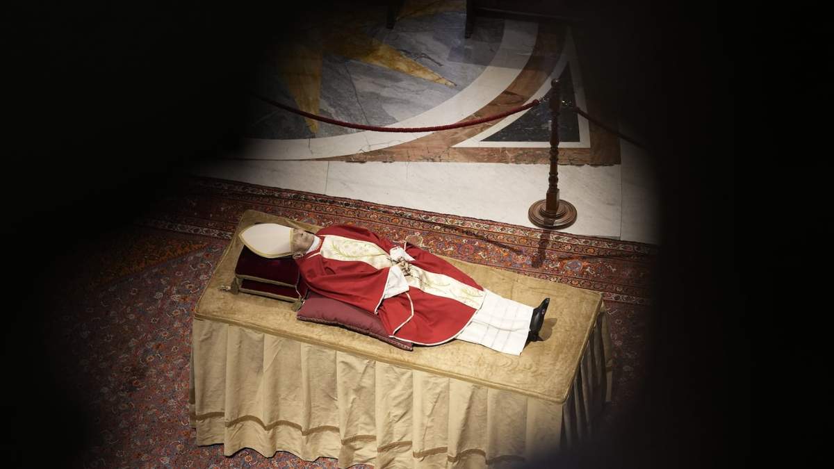 El cadáver del difunto papa emérito Benedicto XVI yace dentro de la Basílica de San Pedro el martes 3 de enero de 2023