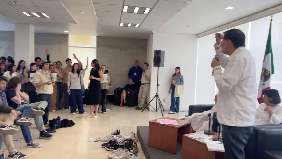 Estudiantes recibieron al senador morenista Gerardo Fernández Noroña con varios pares de zapatos al frente de la mesa de diálogo