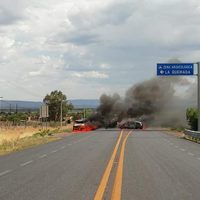 Bajan a conductores, queman sus vehículos y bloquean carretera en Zacatecas