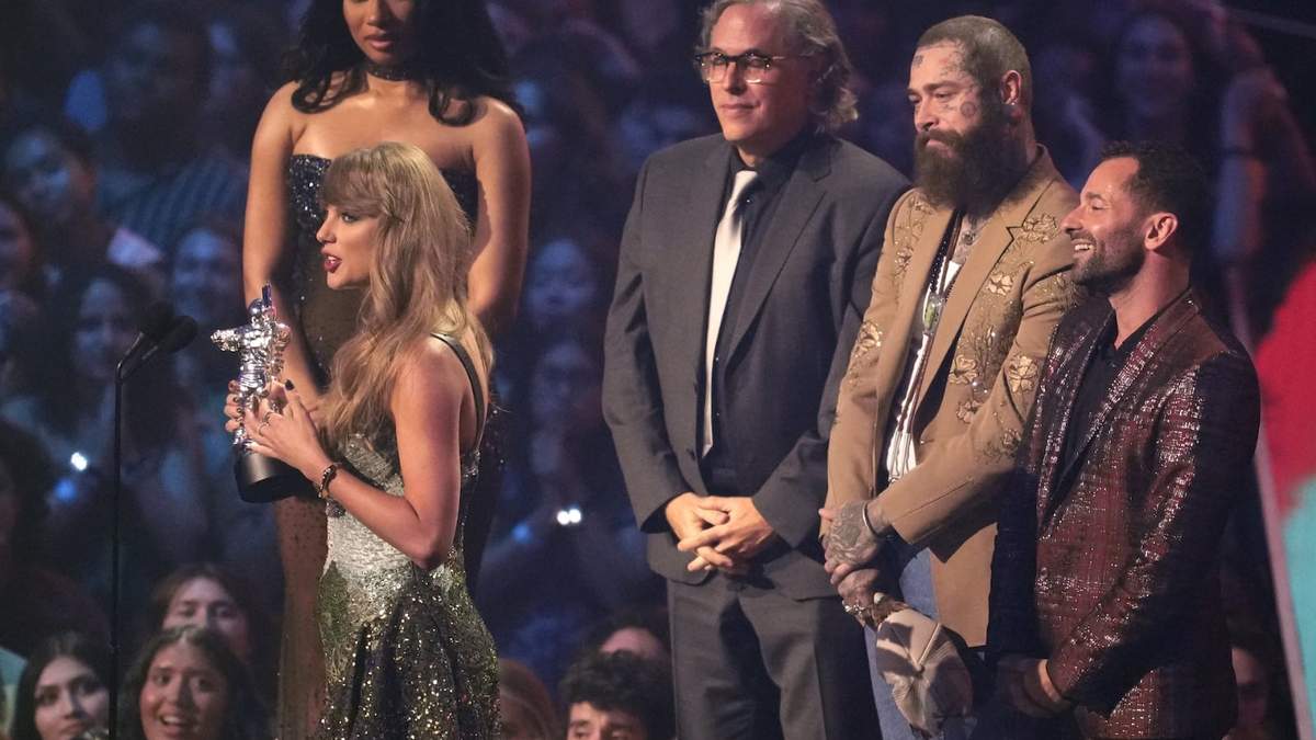 Taylor Swift y Post Malone reciben el premio al video del año por "Fortnight"