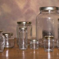 No tires los frascos de vidrio: así podés usarlos para organizar todos los condimentos de tu cocina