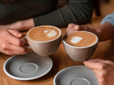 ¿No tenés ni tiempo para un café con amigos? La psicología dice que el problema no es tu agenda
