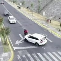 Vinculan a proceso a mujer que atropelló a repartidor, pero le dan libertad condicional (Video)
