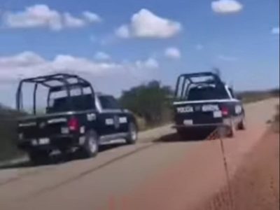 Policías juegan arrancones en una carretera de Zacatecas