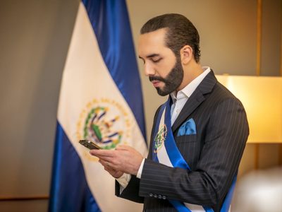 Bukele presume en biografía de Twitter ser el "dictador de El Salvador"
