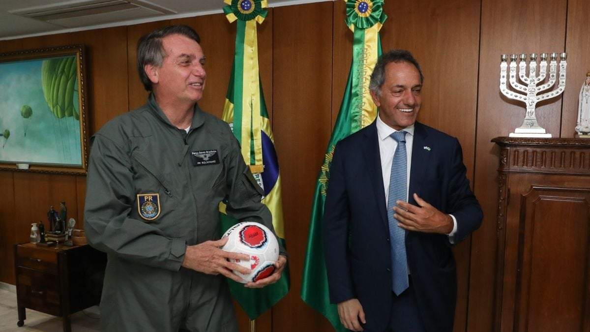 El presidente de Brasil, Jair Bolsonaro, junto al embajador Daniel Scioli. Fuente: (Twitter)