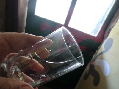 No tires los vasos de vidrio rotos: mirá cómo convertirlos en esto tan útil para tu hogar