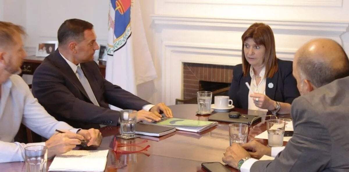 Matías Nicolini junto con Patricia Bullrich. Fuente: (Neuquén Informa).