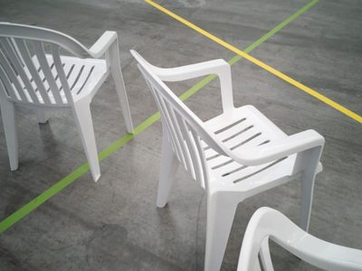 El secreto de la abuela para limpiar tus sillas plásticas blancas y dejarlas como recién compradas