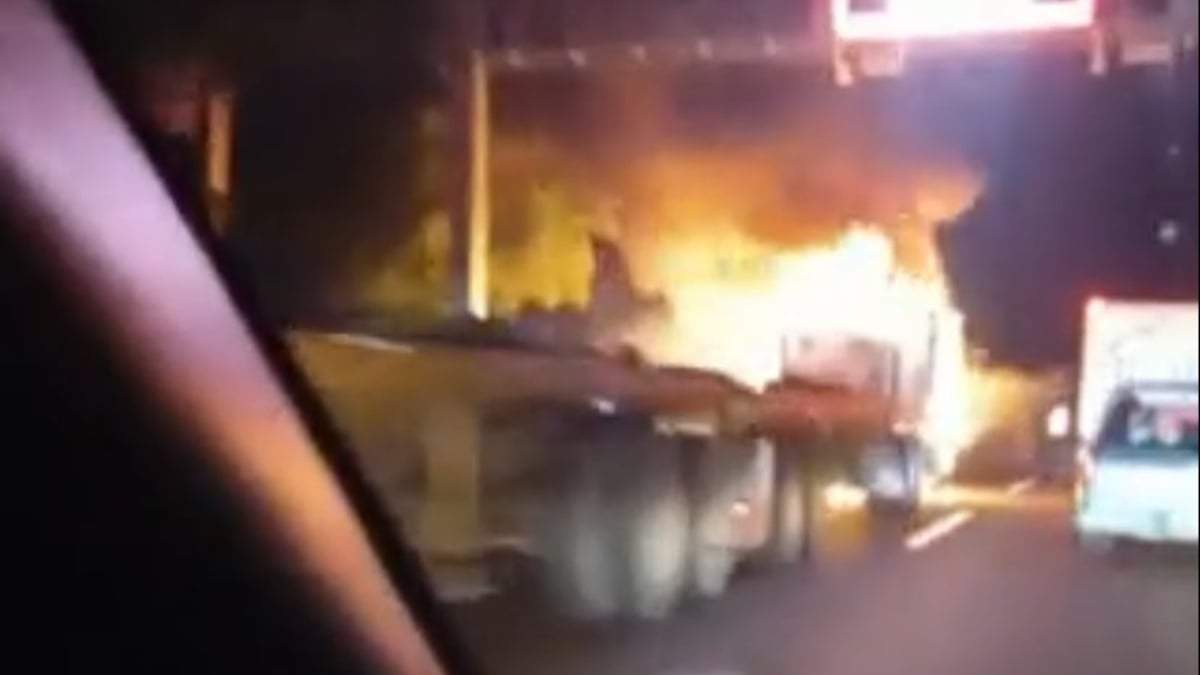 Camión cañero quemado en una lateral del libramiento Ejército Mexicano