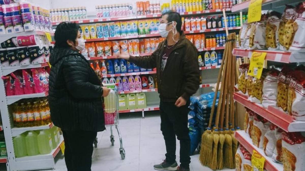 La delegada del Defensa al Consumidor en Zapala visitando un supermercado de la ciudad. Fuente: (Twitter)